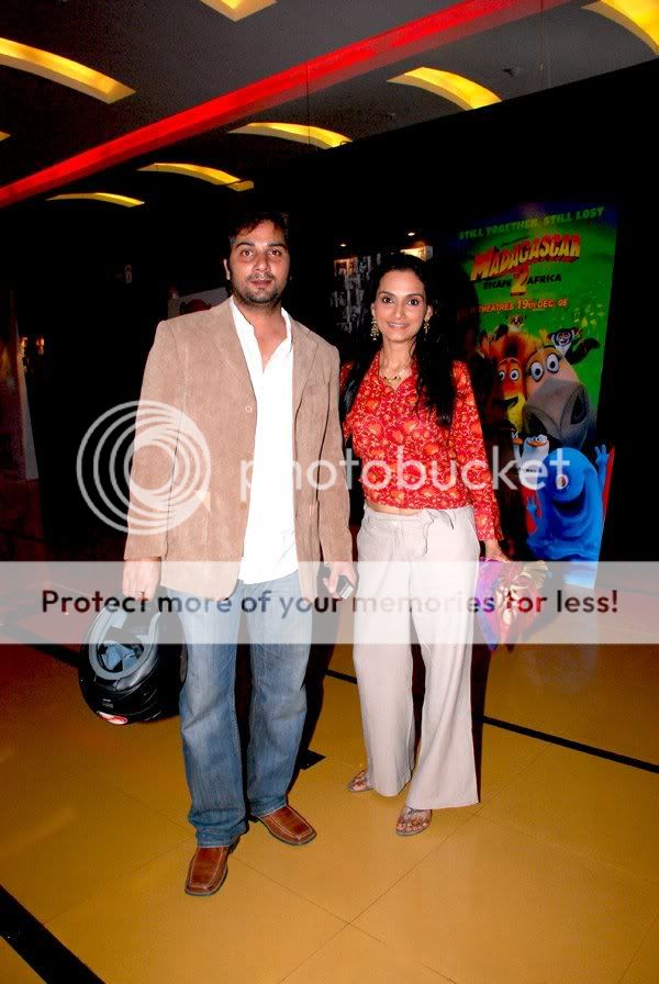 https://i351.photobucket.com/albums/q451/junaidali03/ali/varun-badola-rajeshwari-sachdev426.jpg